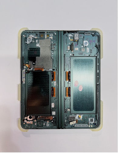 SAMSUNG Z FOLD3 SCREEN GREEN (PULLED)